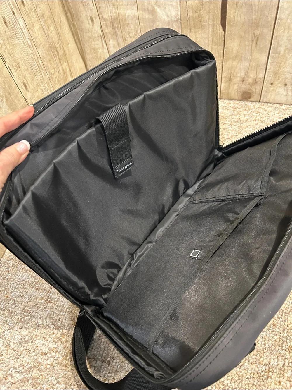 Targus Black Men's Laptop Bag with Shoulder Strap/ Carry On